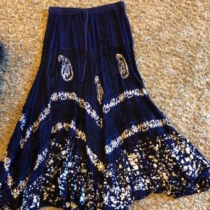 Beautiful maxi skirt free size very stretchy waist!!